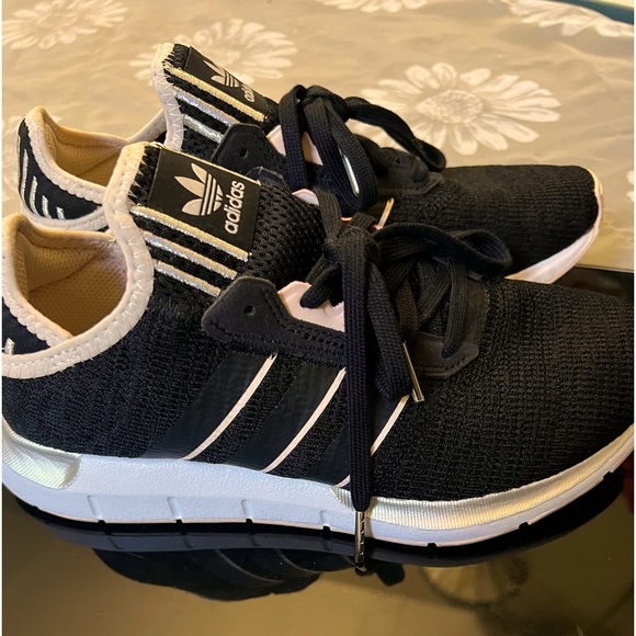 SALE $15 Adidas WOMENS 8 Sneakers Great Condition sale $15!! - Picture 3 of 8